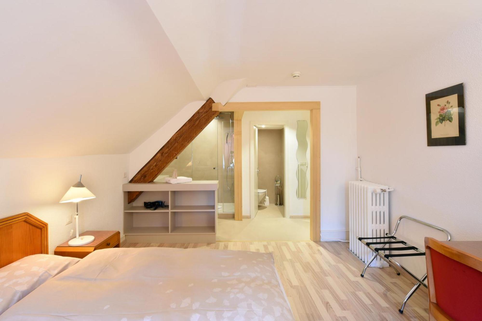 Hotel De L'Aigle Couvet Pokoj fotografie