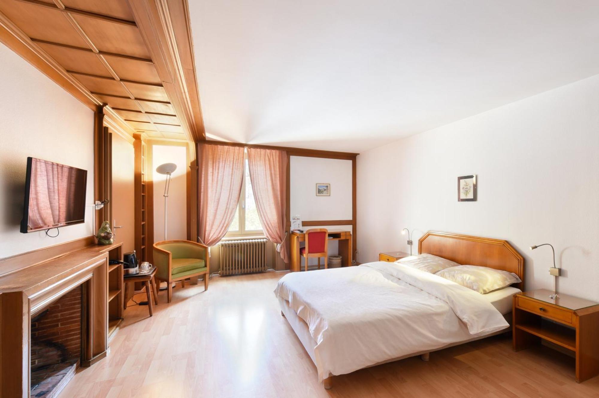 Hotel De L'Aigle Couvet Pokoj fotografie