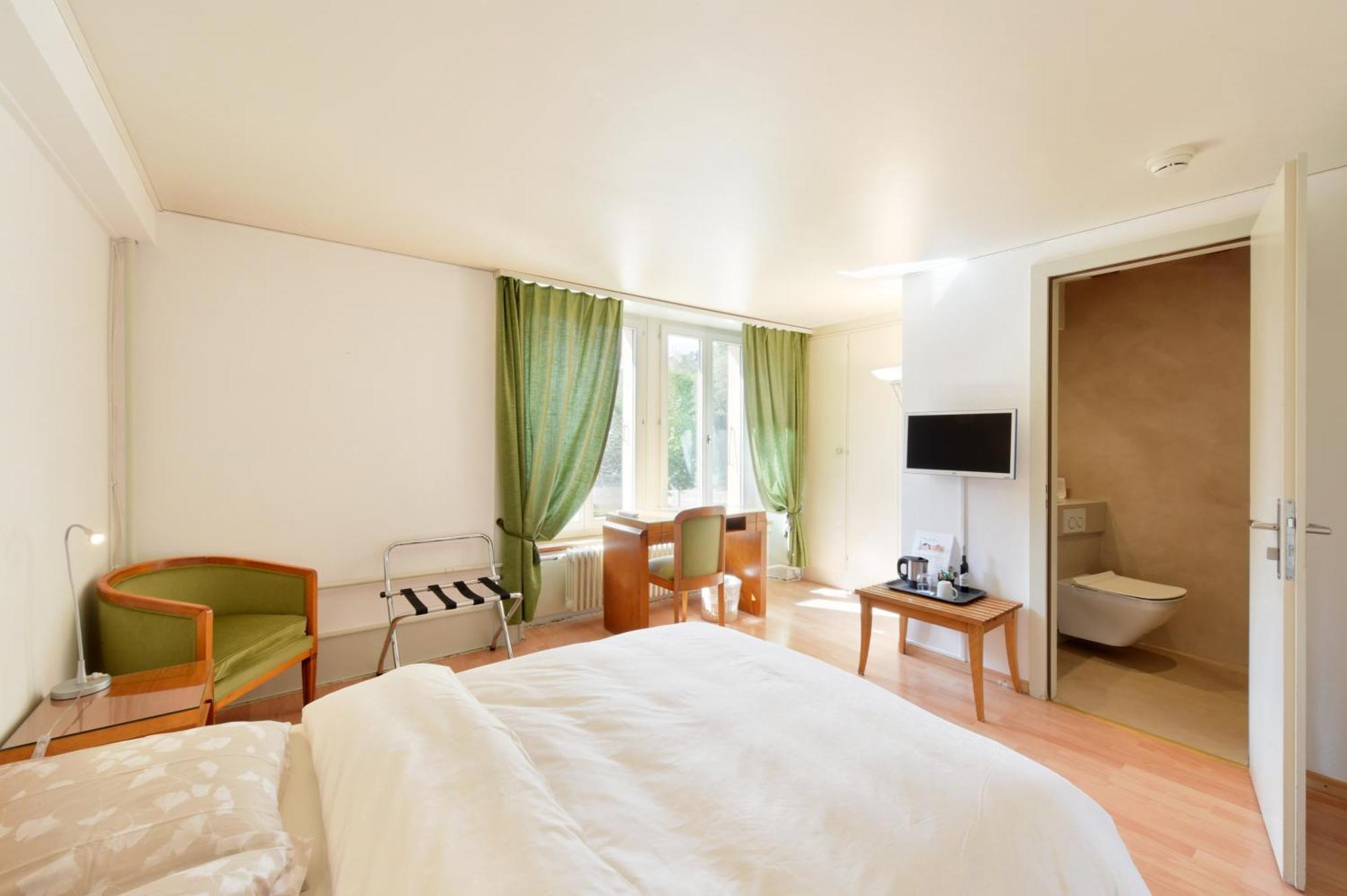 Hotel De L'Aigle Couvet Pokoj fotografie