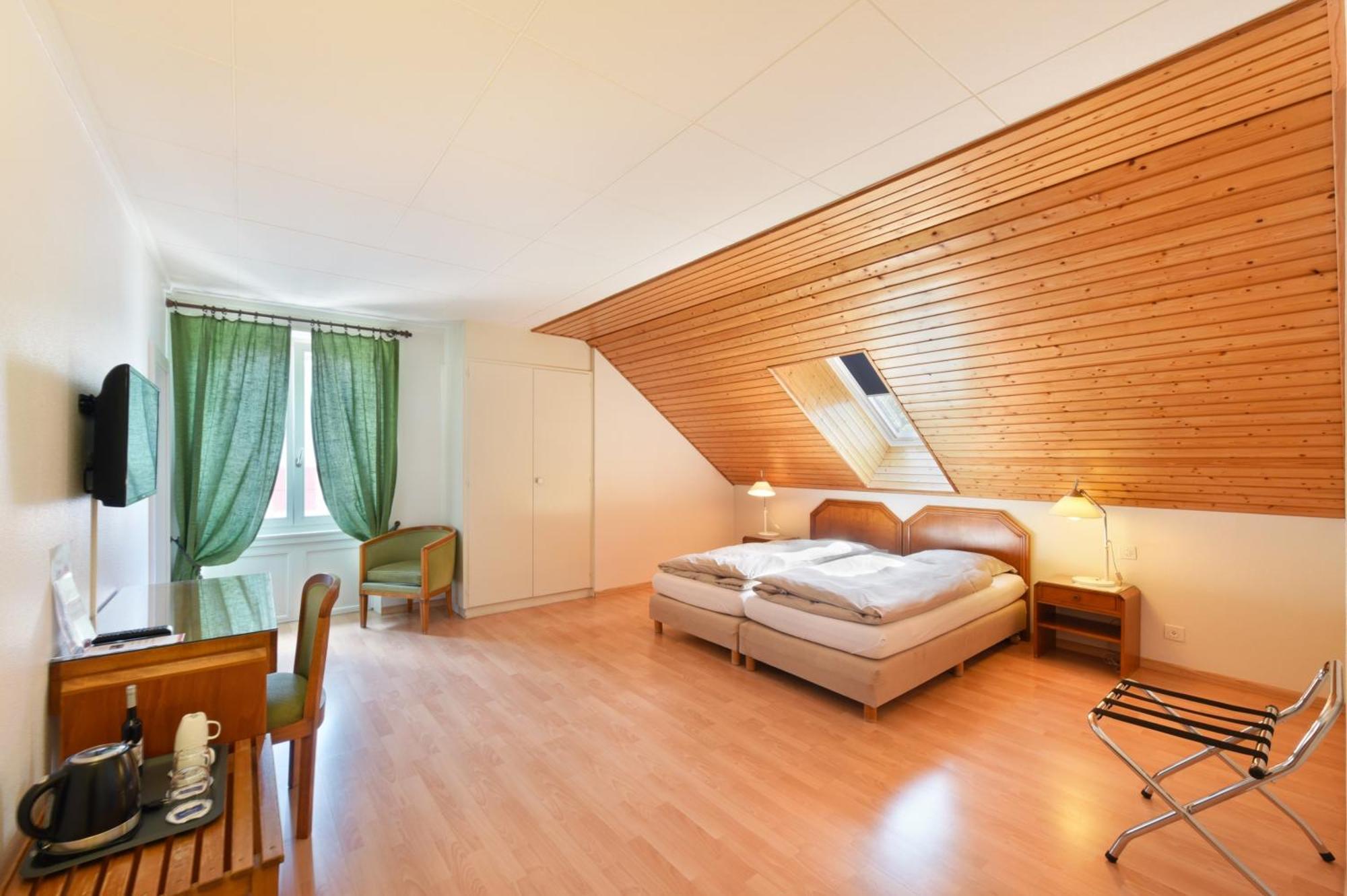 Hotel De L'Aigle Couvet Pokoj fotografie
