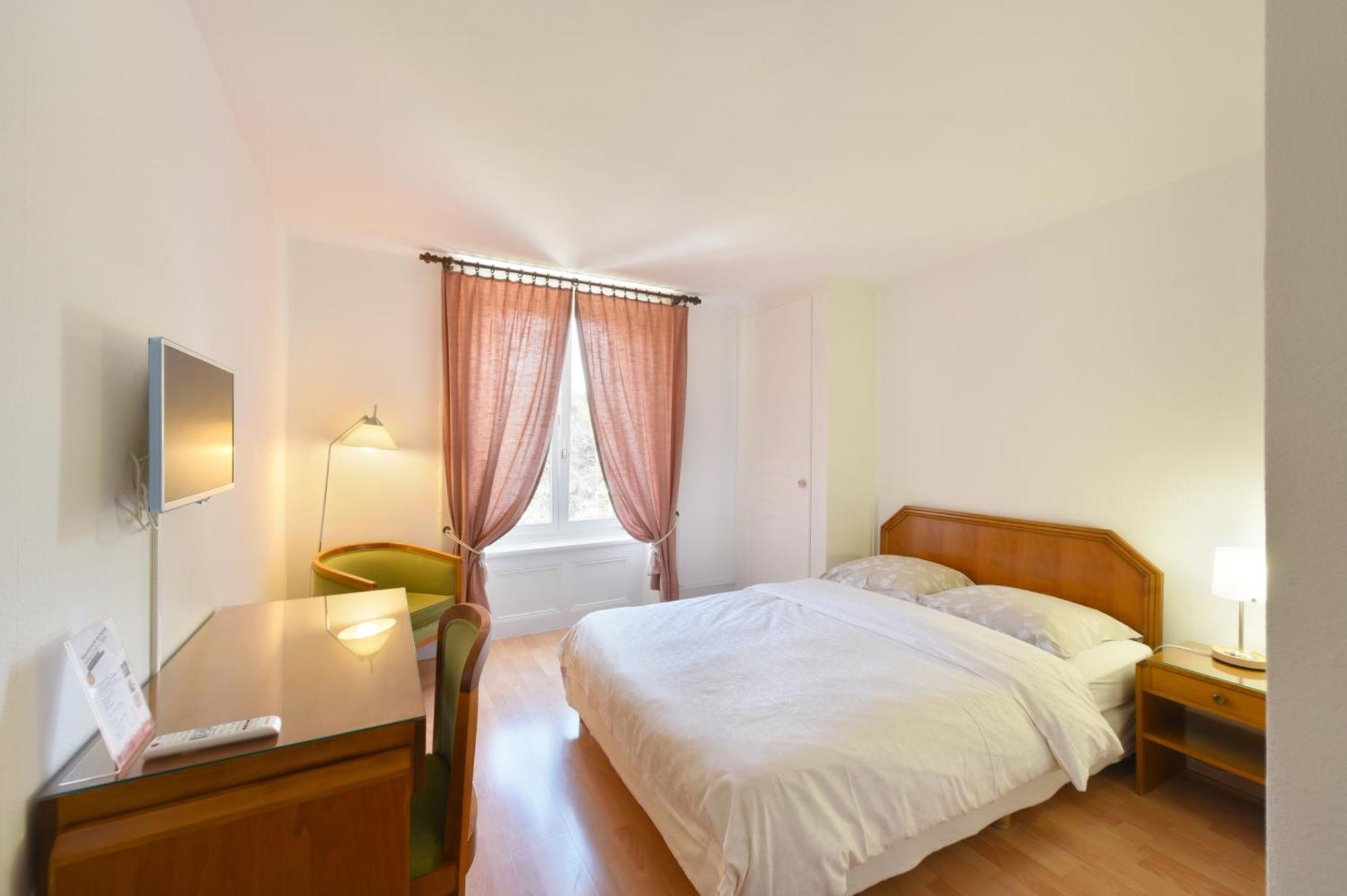 Hotel De L'Aigle Couvet Pokoj fotografie