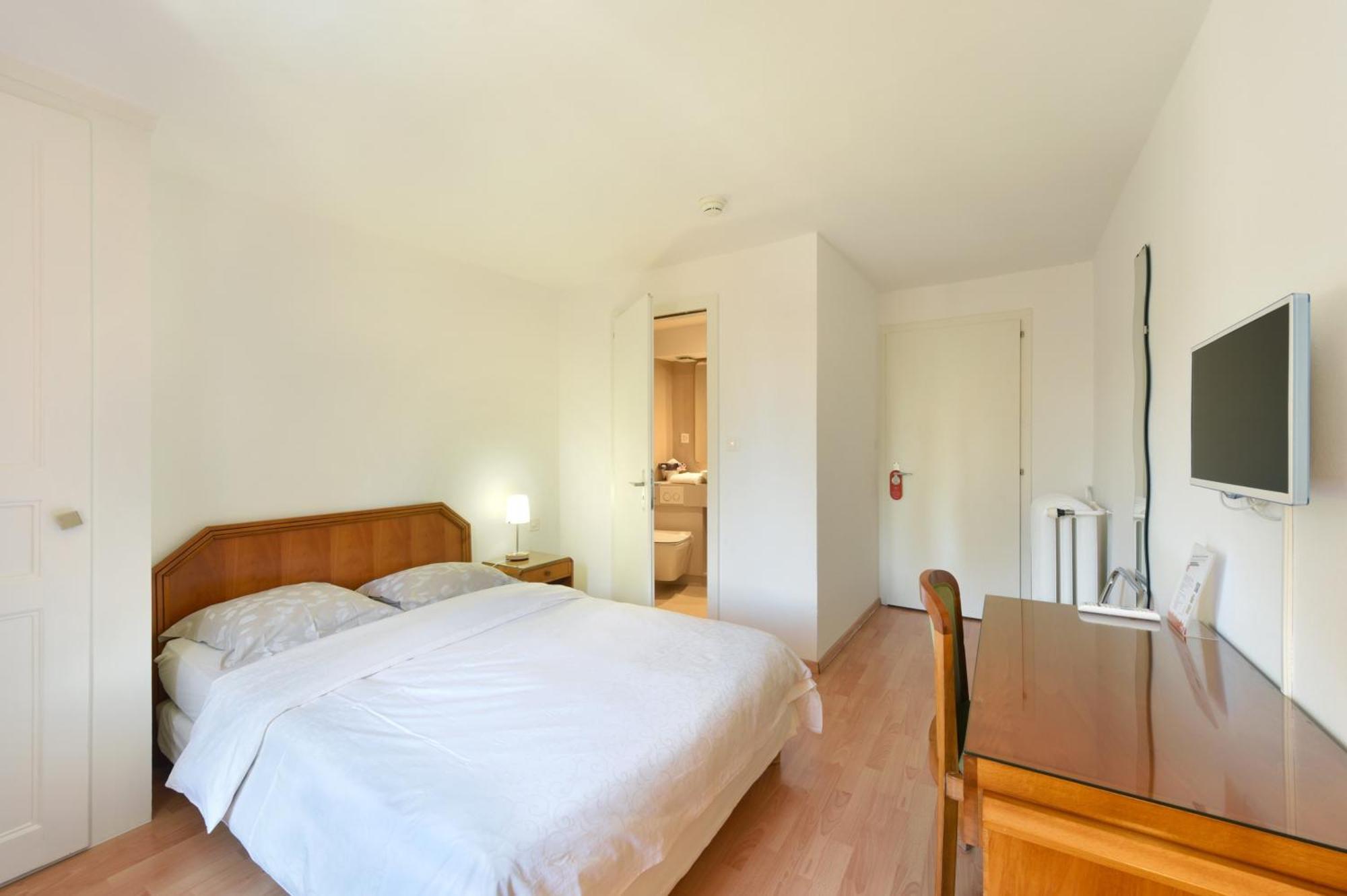 Hotel De L'Aigle Couvet Pokoj fotografie
