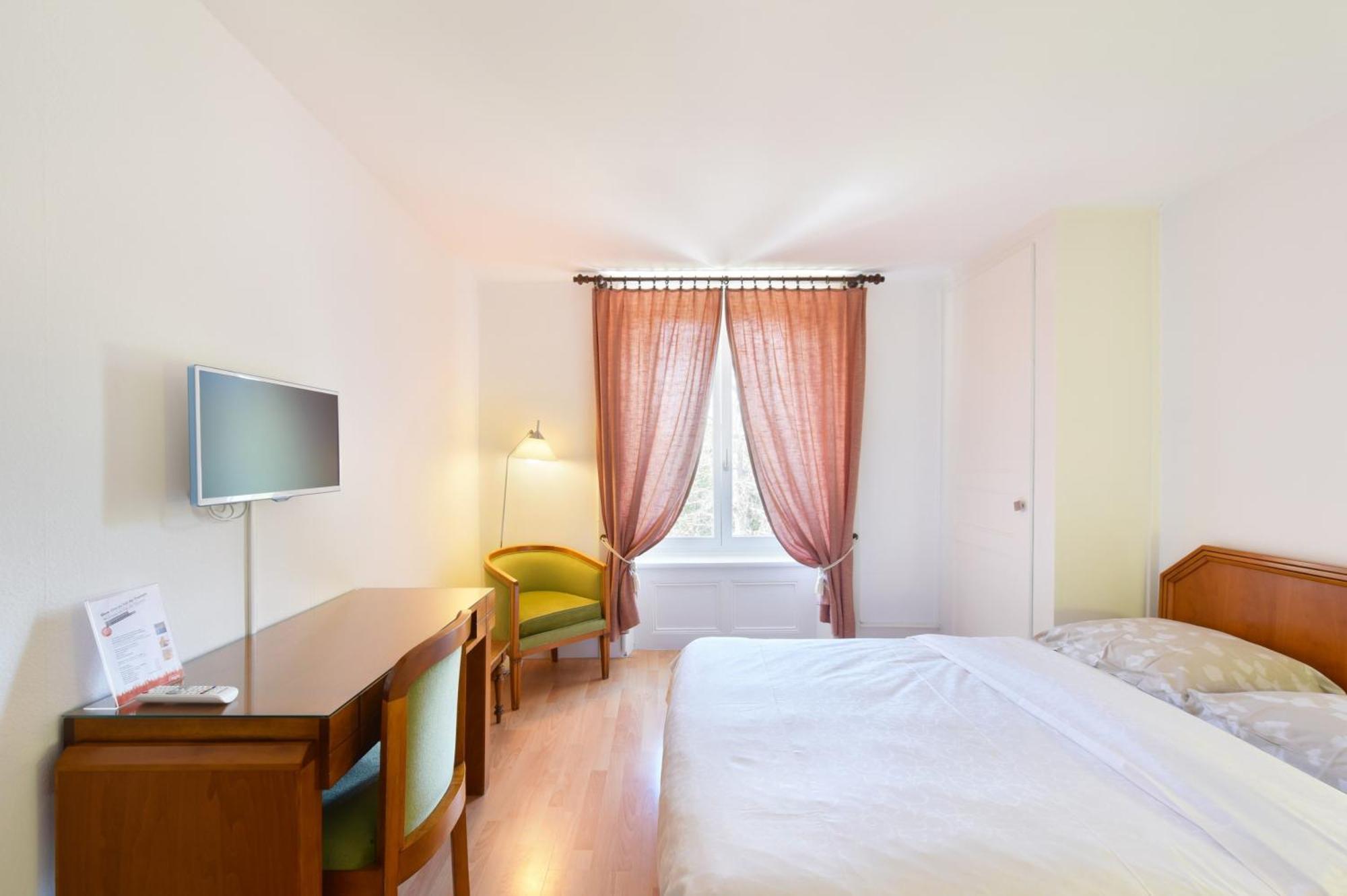 Hotel De L'Aigle Couvet Pokoj fotografie