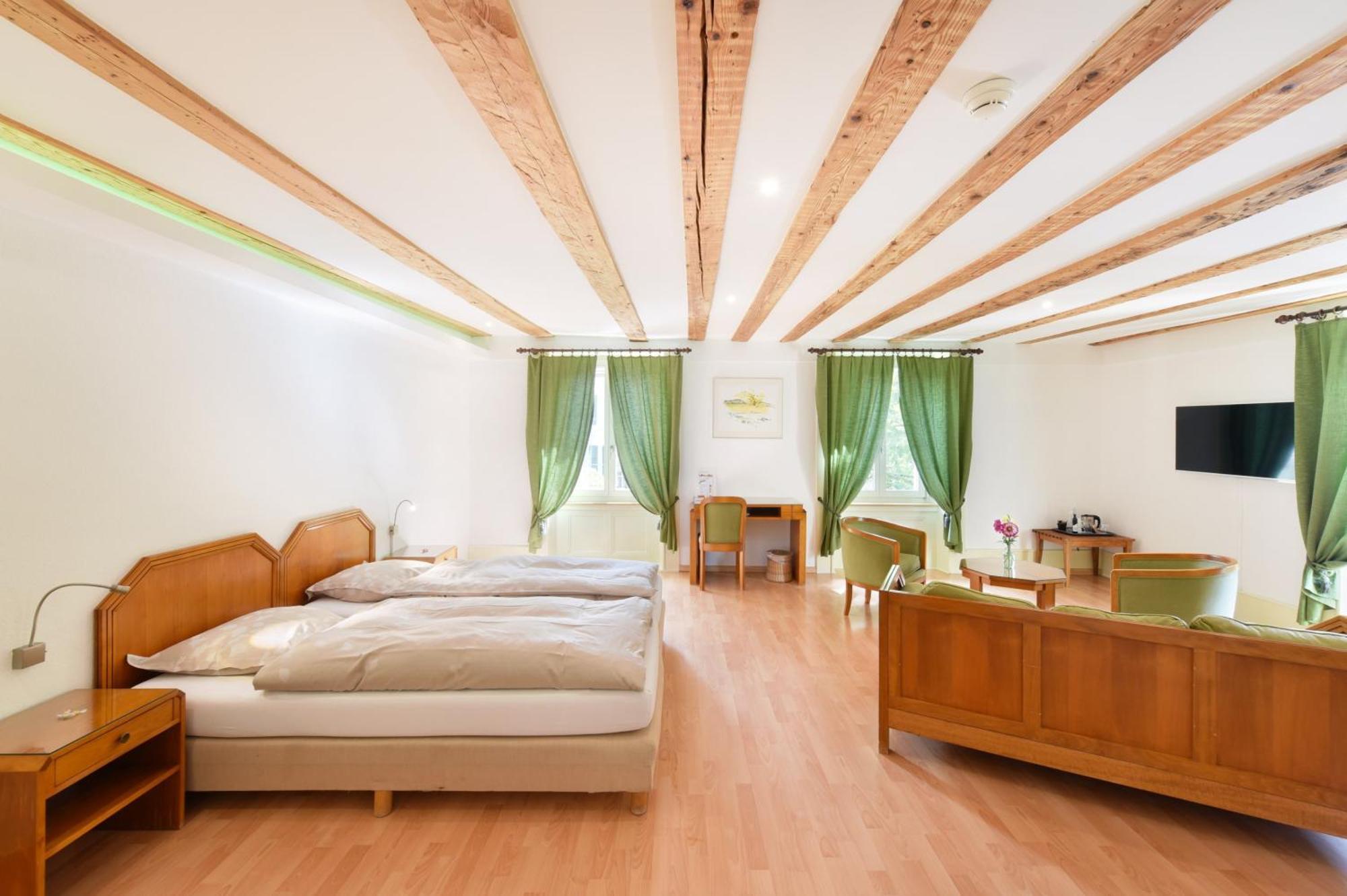Hotel De L'Aigle Couvet Pokoj fotografie